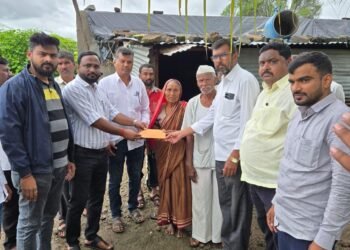 महावितरण कर्मचाऱ्यांकडून पूरग्रस्त शेतकऱ्यांना मदतीचा हात