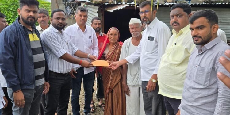 महावितरण कर्मचाऱ्यांकडून पूरग्रस्त शेतकऱ्यांना मदतीचा हात