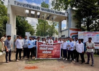 अतिवृष्टीग्रस्त शेतकऱ्यांना तातडीने मदत, पिकविमा व कर्जमाफीबाबत युवक काँग्रेसचे आंदोलन