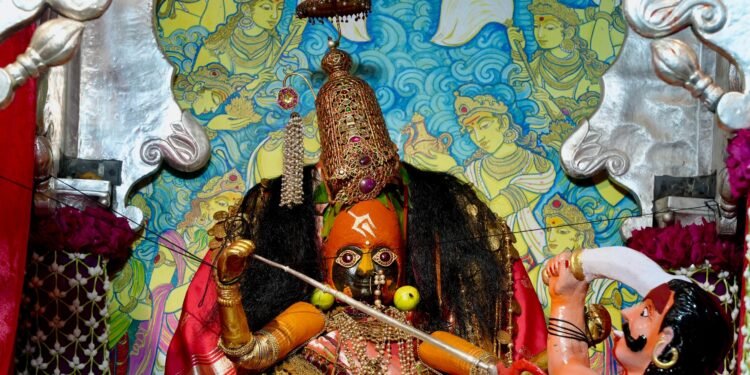 दुर्गाष्टमी निमित्ताने श्री तुळजाभवानी देवींची महिषासुरमर्दिनी अलंकार पूजा संपन्न