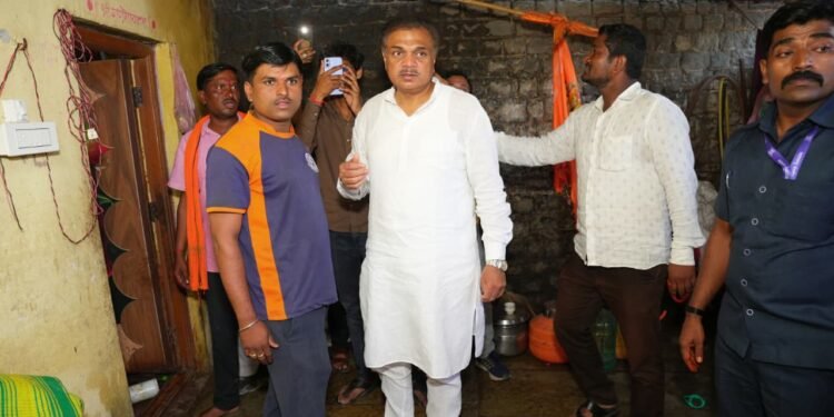 हे संकट अभूतपूर्व, आपण शेतकऱ्यांसमवेतआमदार पाटील यांनी कळंब तालुक्यातील नुकसानग्रस्त गावांची केली पाहणी