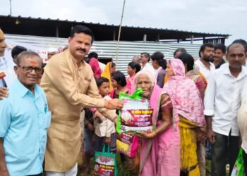 भूम तालुक्यातील पूरग्रस्तांना श्री खंडोबा देवस्थान समितीचा मदतीचा हात