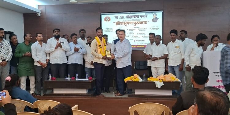 आ. रोहितदा पवार यांच्या वाढदिवसानिमित्त “क्रीडाभूषण पुरस्कार वितरण सोहळा” उत्साहात संपन्न