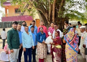 मंदिर संस्थांन कर्मचारी कडून पुरग्रतांची दिवाळी गोड