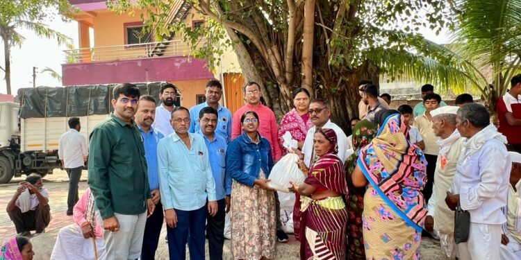 मंदिर संस्थांन कर्मचारी कडून पुरग्रतांची दिवाळी गोड