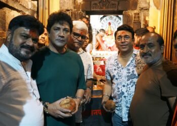 ‘सूर्याची पिल्ले’ नाटकाच्या टीमने घेतले श्री तुळजाभवानी देवींचे दर्शन