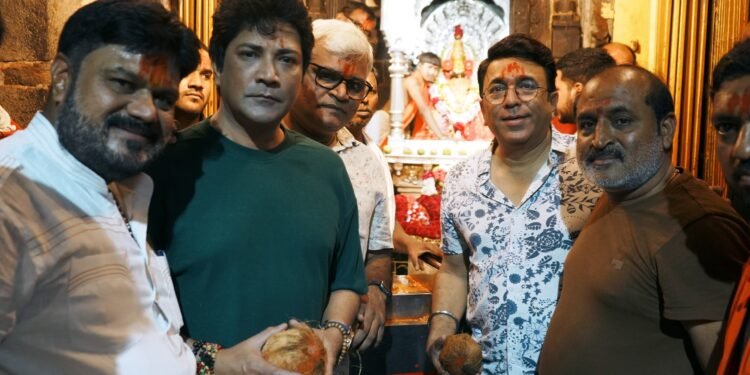 ‘सूर्याची पिल्ले’ नाटकाच्या टीमने घेतले श्री तुळजाभवानी देवींचे दर्शन