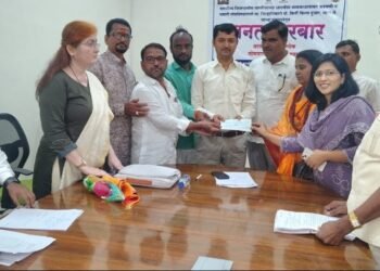 मौजे इटकळ येथील हॉटेल रामभरोसा यांच्या वतीने पूरग्रस्तांसाठी मुख्यमंत्री सहायता निधीस मदत