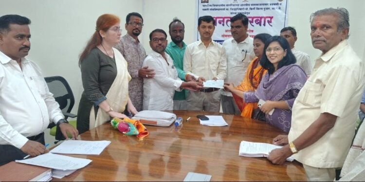 मौजे इटकळ येथील हॉटेल रामभरोसा यांच्या वतीने पूरग्रस्तांसाठी मुख्यमंत्री सहायता निधीस मदत