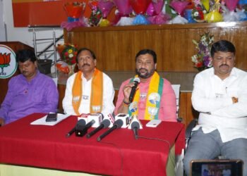 ठाकरे सेनेच्या माजी नगराध्यक्ष, आमदार आणि खासदारांनी नगरपालिकेत केला २५० कोटींचा भ्रष्टाचार