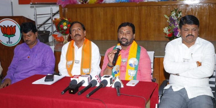 ठाकरे सेनेच्या माजी नगराध्यक्ष, आमदार आणि खासदारांनी नगरपालिकेत केला २५० कोटींचा भ्रष्टाचार