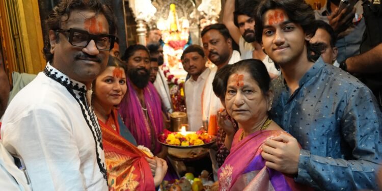 संगीतकार व गायक अजय गोगावले यांनी सहकुटुंब घेतले श्री तुळजाभवानी देवींचे दर्शन
